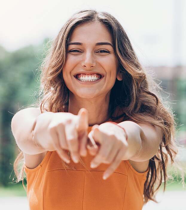 Cliente feliz apontando para a tela